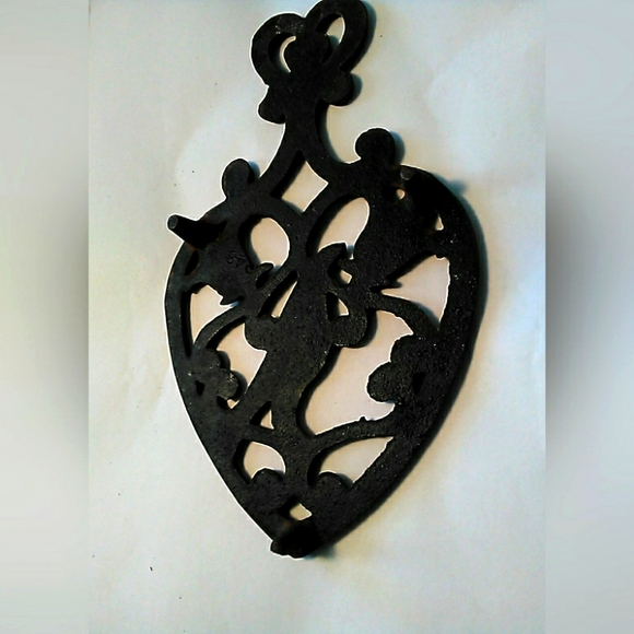 VINTAGE 1950S TRIVET POT HOLDER CAST IRON W/ BIRD & FLOWERS 8 X 5 (READ SCRIPT) - Picture 3 of 5